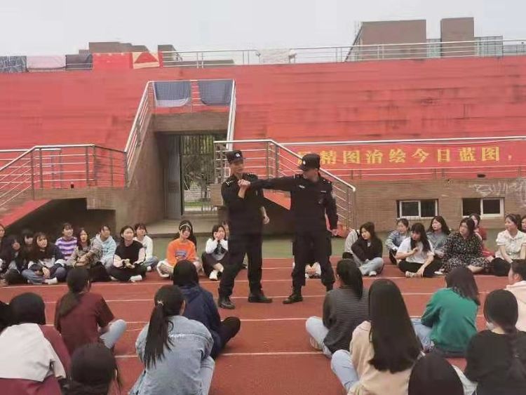 特警支隊反恐防暴大隊衛(wèi)校安全教育行