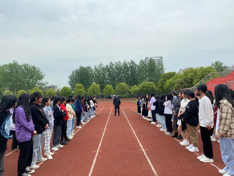 特警支隊反恐防暴大隊衛(wèi)校安全教育行
