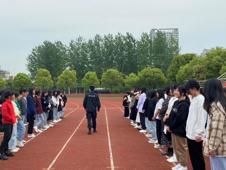 特警支隊反恐防暴大隊衛(wèi)校安全教育行