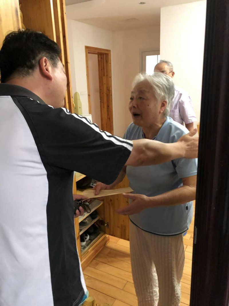 國慶前夕學(xué)校黨委書記朱長安走訪慰問離休干部、老黨員